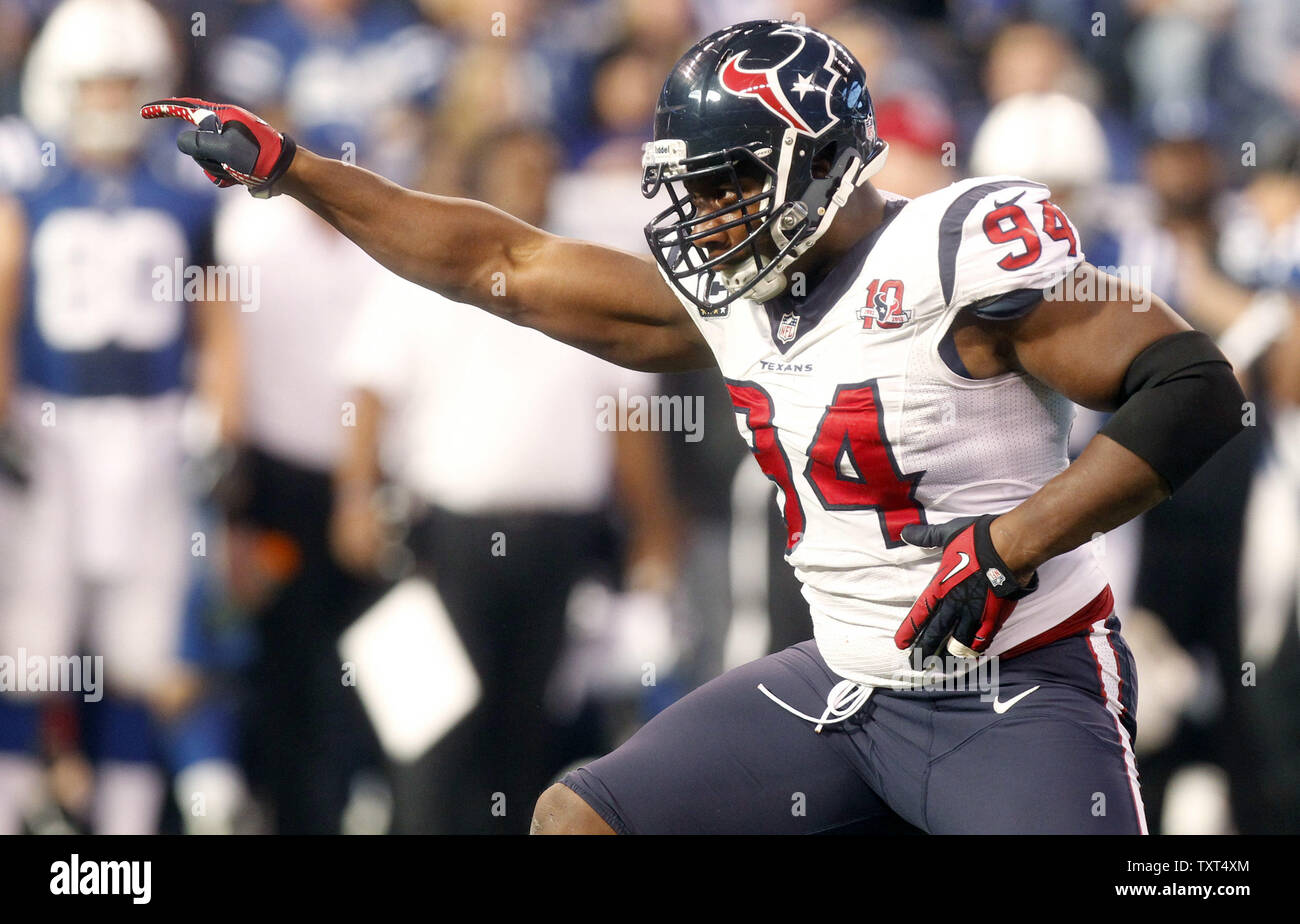 Houston Texans defensive Ende Antonio Smith (94) feiert einen 7-Yard-Sack von Indianapolis Colts quarterback Andreas Glück im zweiten Quartal Lucas Oil Stadium in Indianapolis, Indiana, 30. Dezember 2012. UPI/Mark Cowan Stockfoto