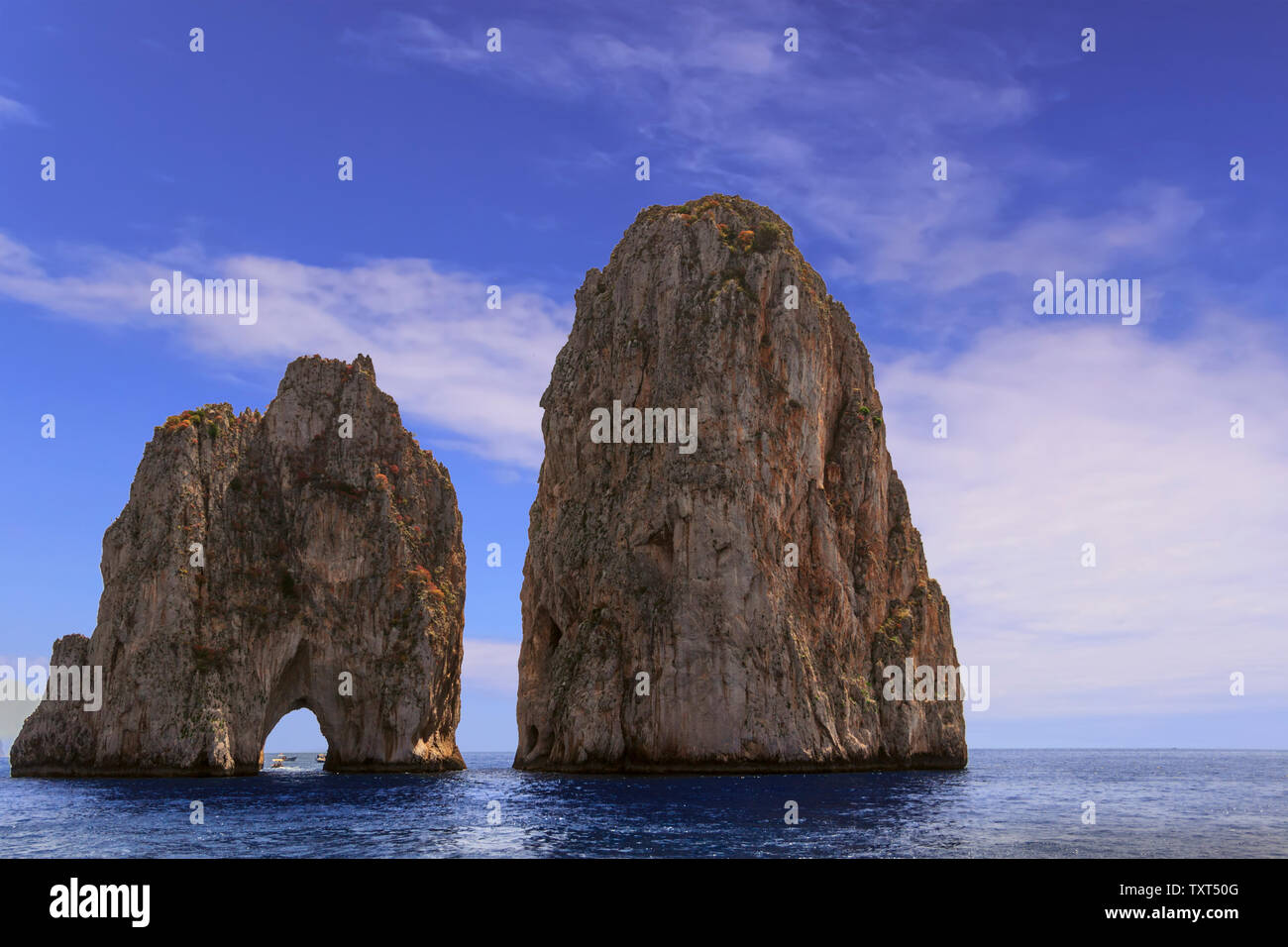 Die Faraglioni Felsen an der Küste der Insel Capri, Italien. Capri Stacks, das Symbol der Insel im Golf von Neapel, Kampanien befindet. Stockfoto