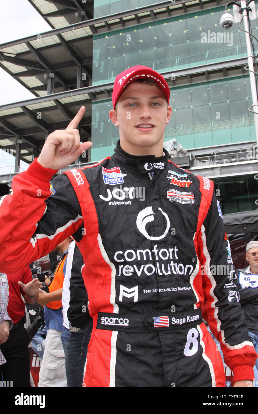 Salbei Karam feiert den Gewinn der Pol für die Freiheit 100 Rennen vor dem berühmten Pagode auf dem Indianapolis Motor Speedway am 23. Mai 2013 in Indianapolis, Indiana. UPI/Ed Locke Stockfoto