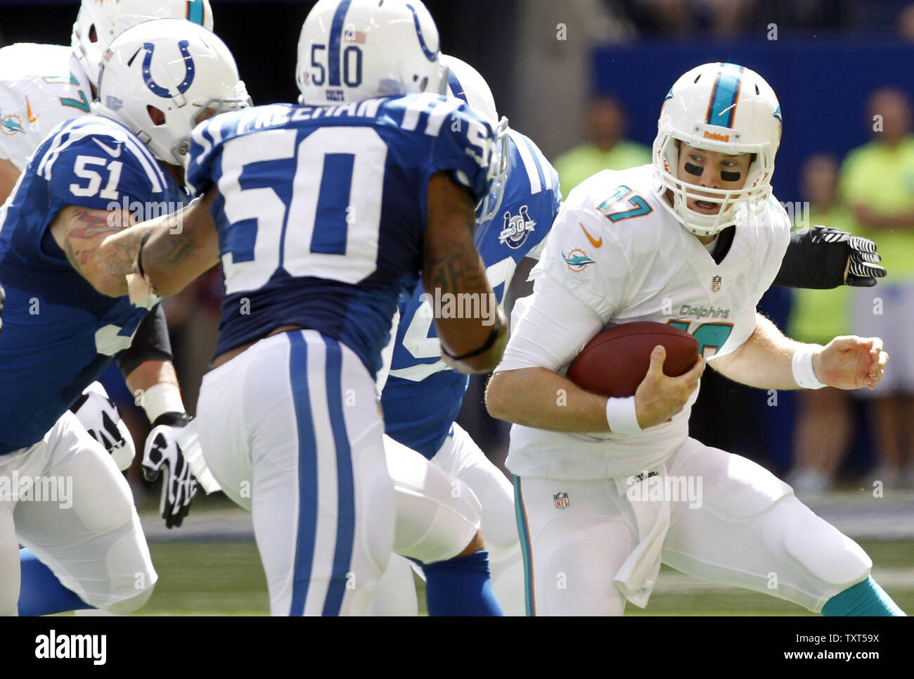 Miami Dolphins Quarterback Ryan Tannehill ist sacked durch Indianapolis Colts Verteidiger Pat Angerer (51), derrell Freeman (50) und Björn Werner (92) Im zweiten Quartal für einen 8-Yard-Verlust bei Lucas Oil Field in Indianapolis, Indiana, am 15. September 2013. UPI/Mark Cowan Stockfoto