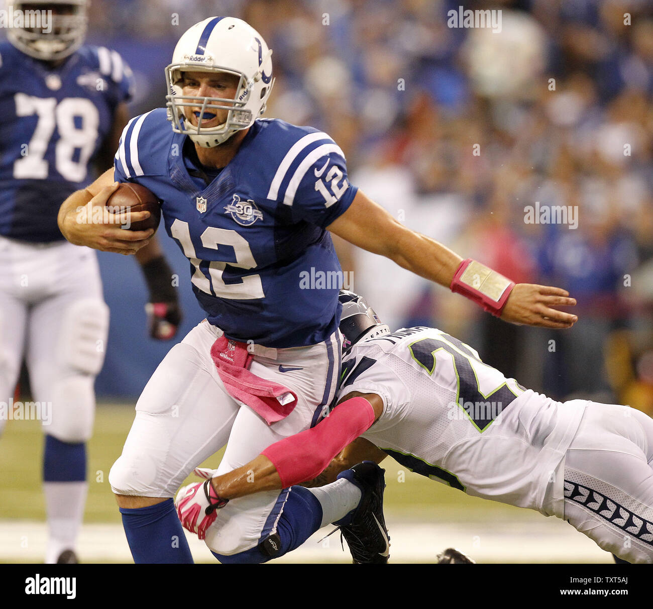 Indianapolis Colts quarterback Andreas Glück (12) ist durch die Seattle Seahawks Sicherheit Earl Thomas III (29) im vierten Quartal von Lucas Oil Field in Indianapolis, Indiana, am 6. Oktober 2013 getroffen. Die Colts besiegten die Seahawks 34-28. UPI/Mark Cowan Stockfoto