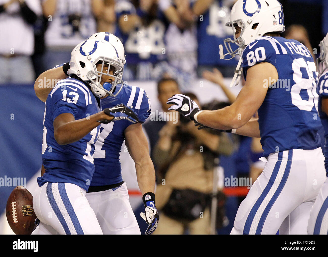 Indianapolis Colts wide receiver TY Hilton (13) gratuliert durch Mannschaftskameraden Griff Whalen (17) und Coby Fleener (80) Nachdem Sie gegen die Kansas City Chiefs im ersten Quartal ihre AFC Wild-Card Endspiel Spiel von Lucas Oil Field in Indianapolis am 4. Januar 2014. UPI/Mark Cowan Stockfoto