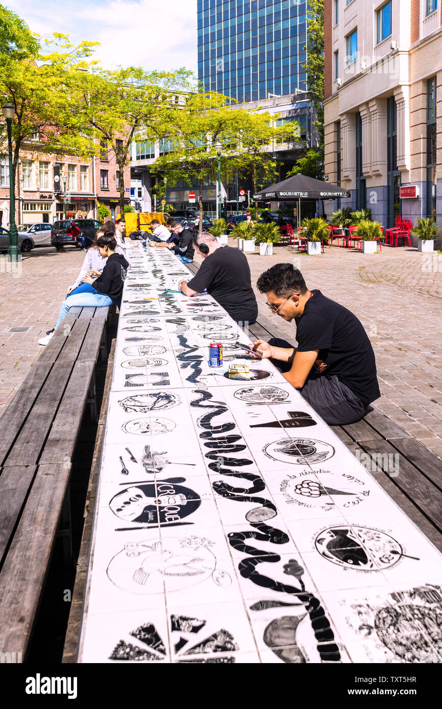 Lange Fliesen- Tabelle in öffentlichen Platz-Place Sainte-Catherine, Brüssel, Belgien. Stockfoto