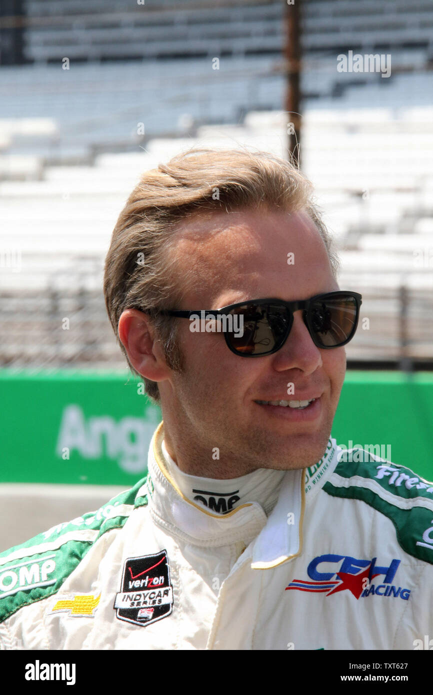 Ed Carpenter erwartet die grüne Flagge Praxis für die 99Th läuft der Indianapolis 500 auf dem Indianapolis Motor Speedway am 3. Mai 2015 in Indianapolis, Indiana, beginnen. Tischler hat die Pole Position gewonnen, für die letzten zwei Indy 500-Rennen zurück. Foto von Ed Locke/UPI Stockfoto