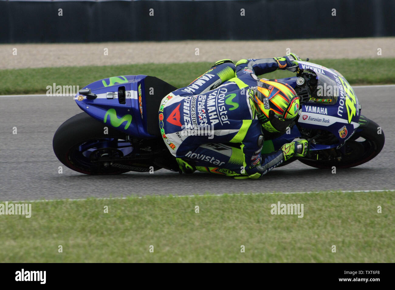 2008 Moto GP Sieger Valentino Rossi fährt in den dritten Platz gegen Ende des Rennens für die 8. Ausführen des Red Bull Moto GP auf dem Indianapolis Motor Speedway am 9. August 2015 in Indianapolis, Indiana. Foto von Bill Coons/UPI Stockfoto