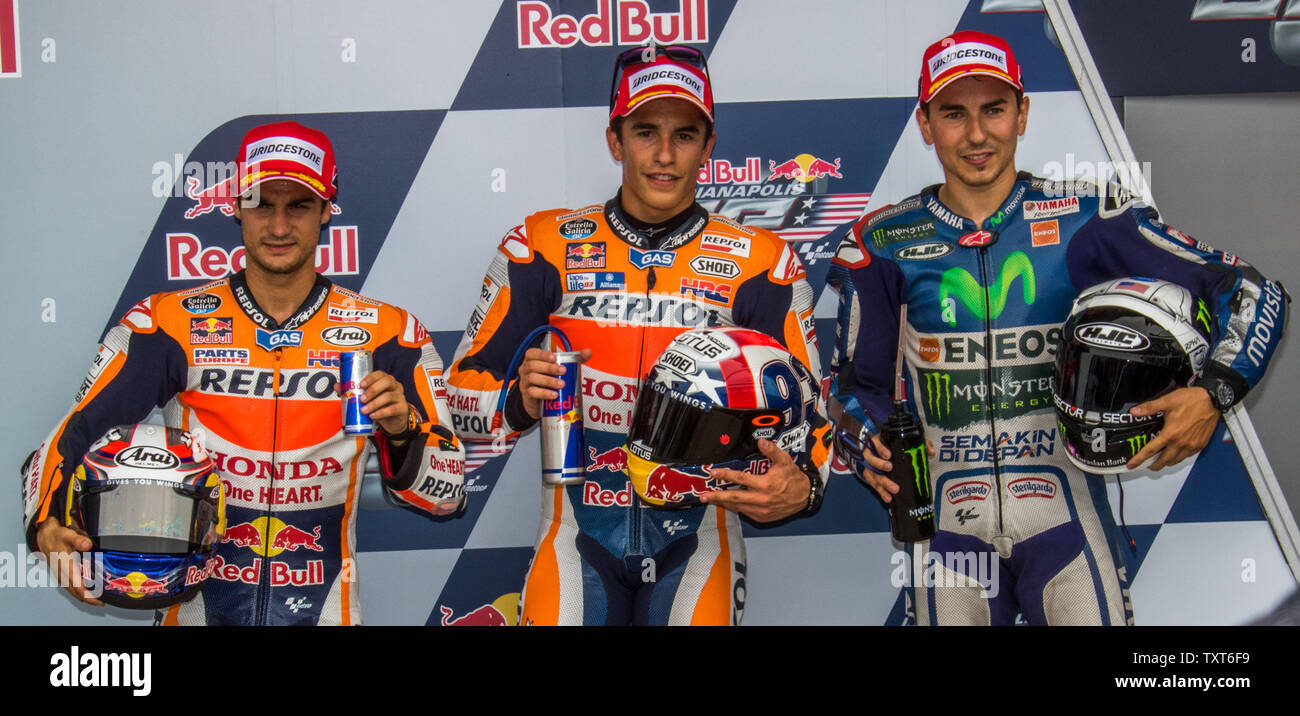 Von links nach rechts Dani Pedrosa Marc Marquez und Jorge Lorenzo Feiern nach dem Qualifying für die Top 3 Positionen während der Qualifikation für die 8. Ausführen des Red Bull Moto GP auf dem Indianapolis Motor Speedway am 8. August 2015 in Indianapolis, Indiana. Pedrosa wird zweite Marquez zuerst starten und Lorenzo wird von Dritten. Foto von Ed Locke/UPI Stockfoto