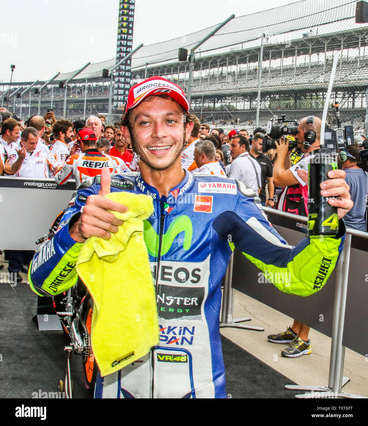 2008 Moto GP Sieger Valentino Rossi feiert seinen dritten Platz für die 8. Ausführen des Red Bull Moto GP auf dem Indianapolis Motor Speedway am 9. August in Indianapolis, Indiana, 2015. Foto von Ed Locke/UPI Stockfoto