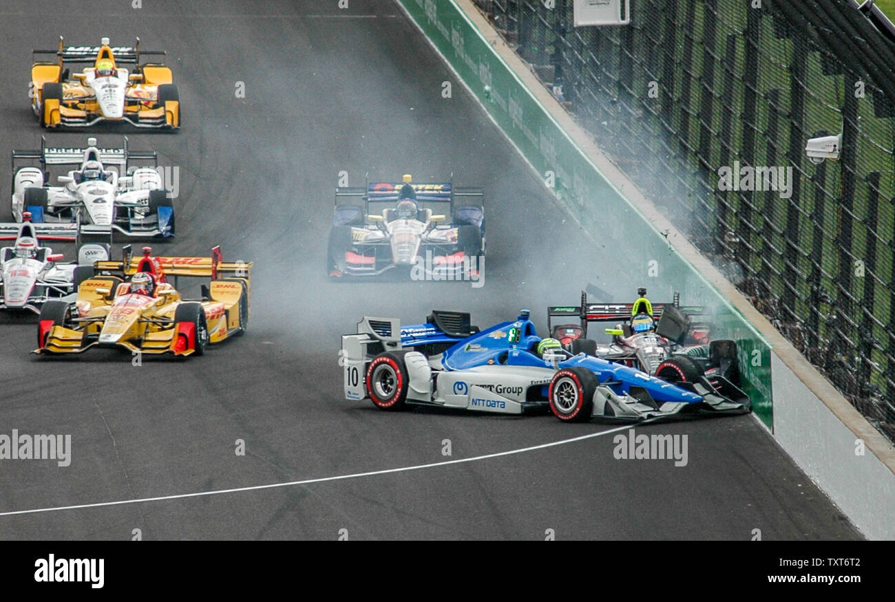 Tony Kanaan (10) und Sebastian Bourdais (11) schieben Sie an der Wand entlang nach Kontakt zu Beginn des Angies Liste Grand Prix auf dem Indianapolis Motor Speedway am 14. Mai 2016 in Indianapolis, Indiana. Foto von Mark gröberen/UPI Stockfoto