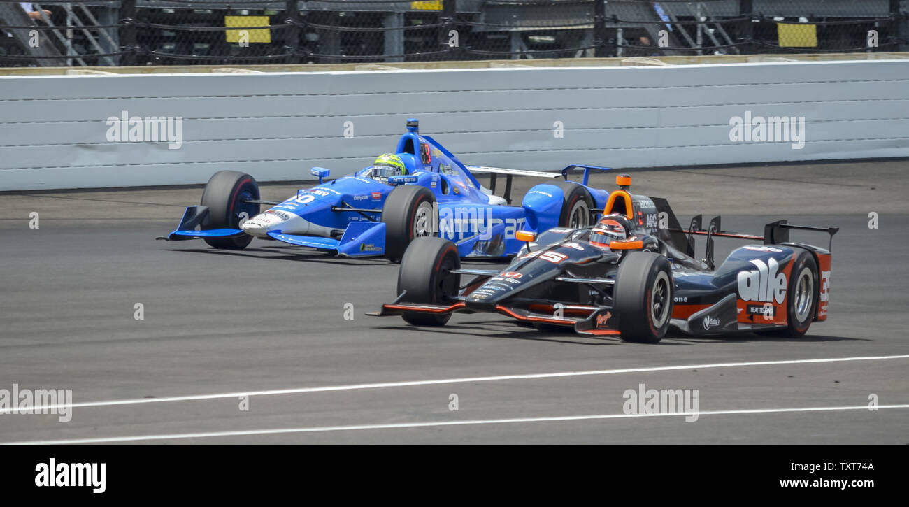 Tony Kanaan (10) Rennen neben Alex Tagliani (35) in den letzten Momenten des 100 läuft der Indianapolis 500 auf dem Indianapolis Motor Speedway am 29. Mai 2016 in Indianapolis, Indiana. Foto von Robin Nunn/UPI Stockfoto