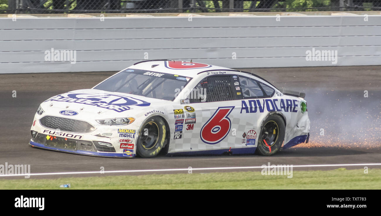 Trevor Bayne fahren die Advocare Ford (6) verbreitet sich Ablagerungen auf der Spur während der 23 Ziegelei 400 auf dem Indianapolis Motor Speedway am Juli 24, 2016 in Indianapolis, Indiana. Foto von Amy Frederick/UPI Stockfoto