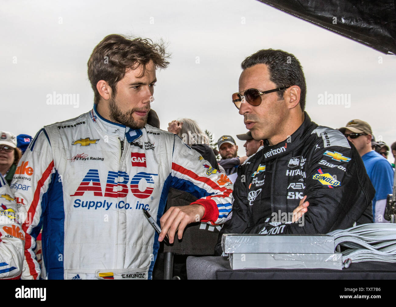 Team ABC versorgen Fahrer Carlos Munoz und Team Penske Fahrer Helio Castroneves Anschluss Bedingungen besprechen vor der Qualifikation für die INDYCAR Grand Prix auf dem Indianapolis Motor Speedway am 12. Mai 2017 in Indianapolis, Indiana. Foto von Ed Locke/UPI Stockfoto