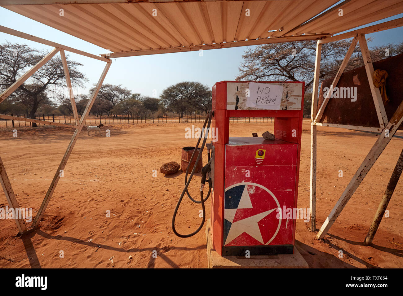 Tankstelle mit "Kein Benzin " Anmelden Epukiru in Namibia in Afrika Stockfoto