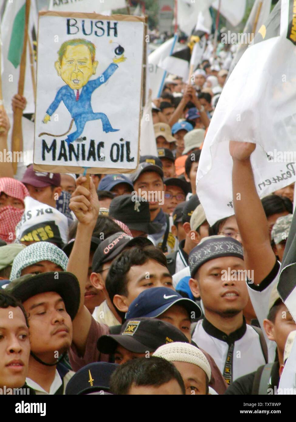 Muslimische Demonstranten Parolen schreien protestieren auf einer Kundgebung in Jakarta, Indonesien, am Sonntag, den 28. November 2004. Zehntausende der Muslimischen-basierte Wohlhabenden Gerechtigkeit Partei hielt eine der größten anti-irakischen Krieg Proteste im bevölkerungsreichsten muslimischen Land der Welt gegen die jüngste US-Offensive in Falludscha. (UPI Foto/Saprizal) Stockfoto
