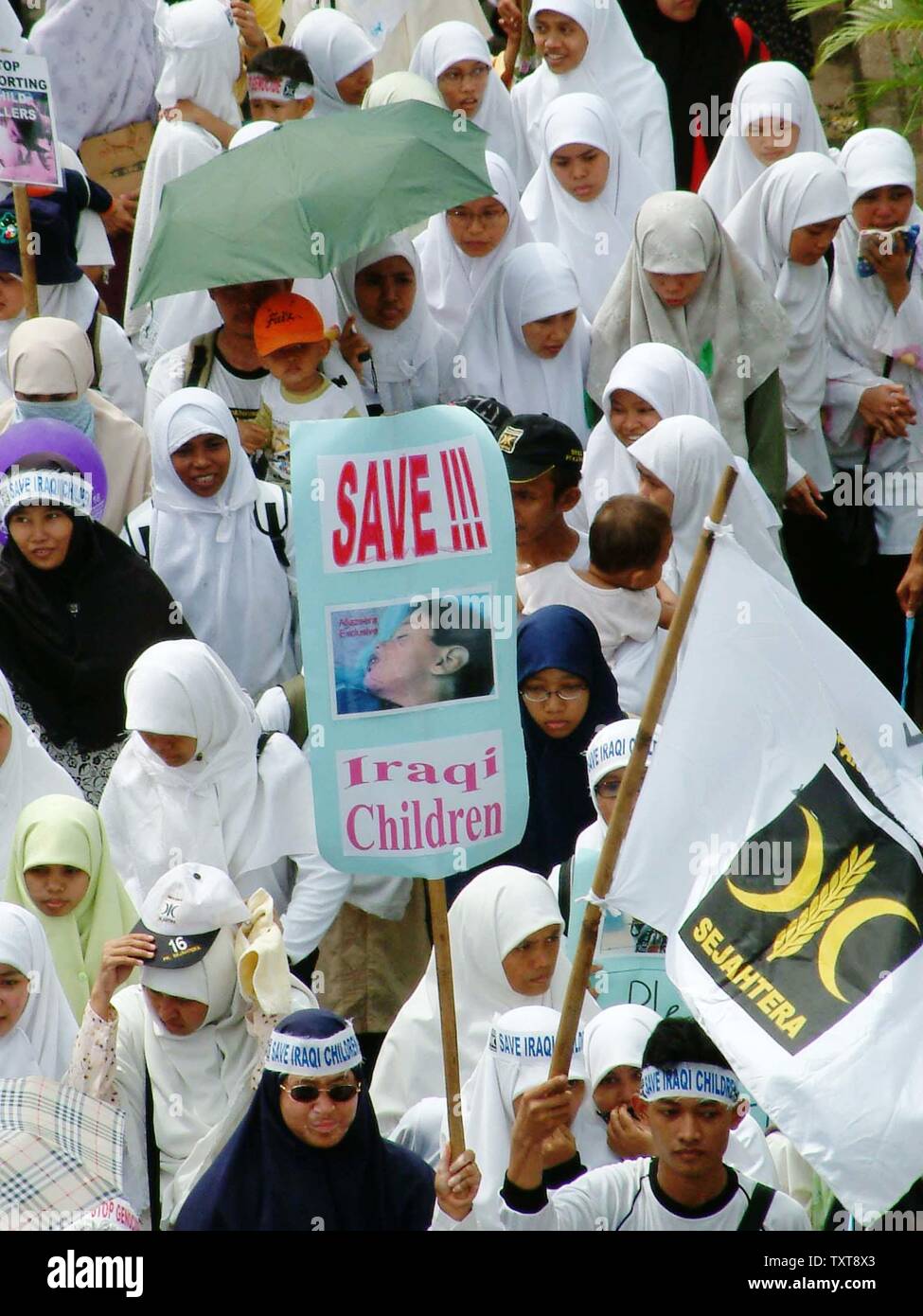 Muslimische Demonstranten Parolen schreien protestieren auf einer Kundgebung in Jakarta, Indonesien, am Sonntag, den 28. November 2004. Zehntausende der Muslimischen-basierte Wohlhabenden Gerechtigkeit Partei hielt eine der größten anti-irakischen Krieg Proteste im bevölkerungsreichsten muslimischen Land der Welt gegen die jüngste US-Offensive in Falludscha. (UPI Foto/Saprizal) Stockfoto