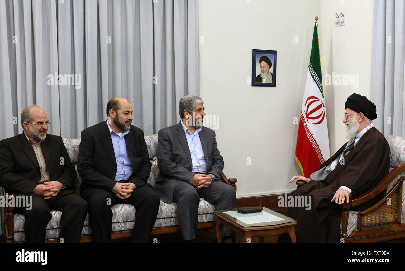 Irans Oberster Führer Ayatollah Ali Khamenei (R) spricht mit Hamas-Führer Khaled Meshaal (2. R) bei einem offiziellen Treffen in Teheran, Iran am 15. Dezember 2009. UPI Stockfoto