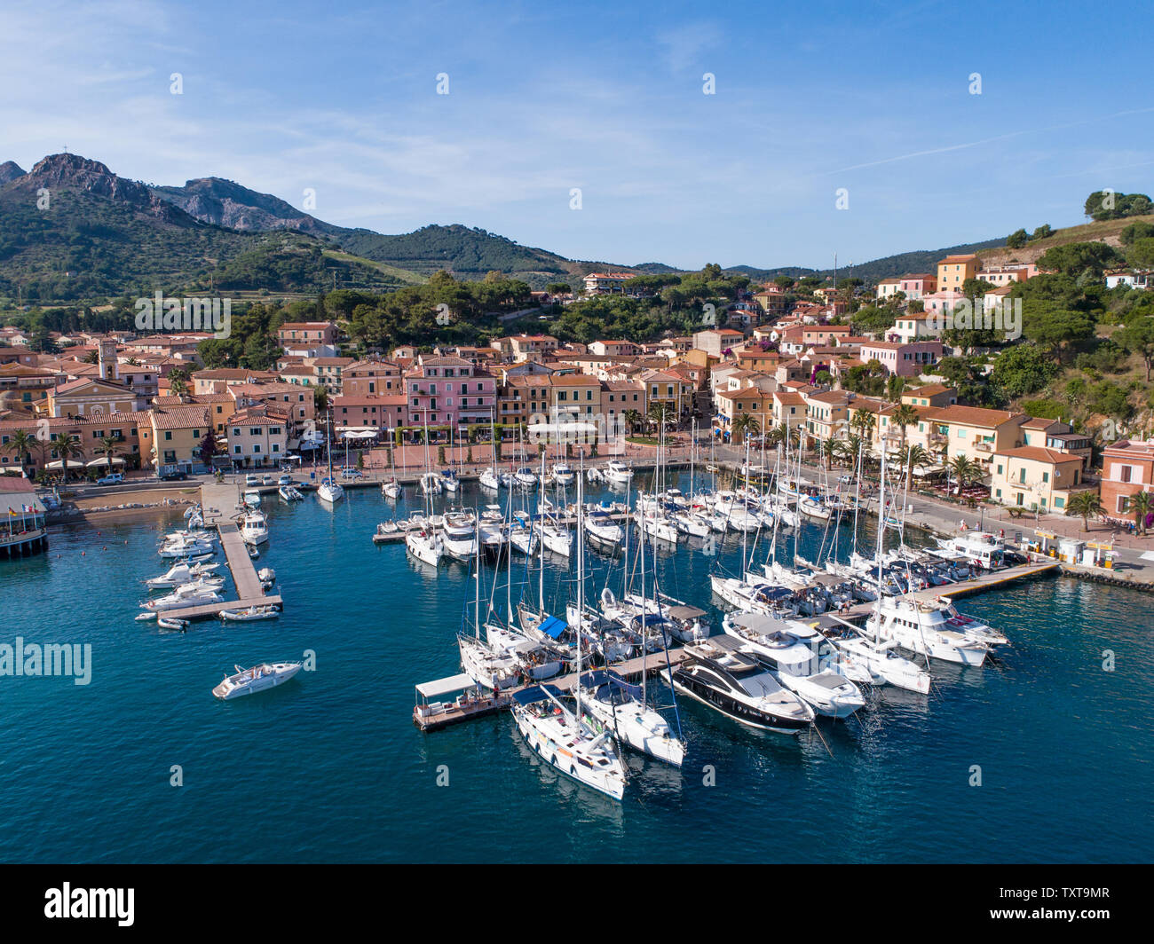 Ferien in Italien, auf der Insel Elba. Dorf und kleine Hafen von Porto Azzurro. Stockfoto