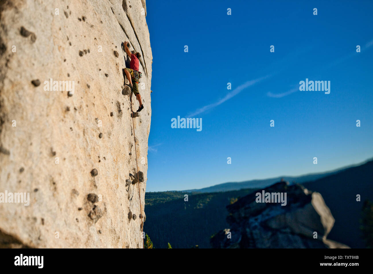 Geringer Betrachtungswinkel der Kletterer an der senkrechten Kletterwand. Stockfoto