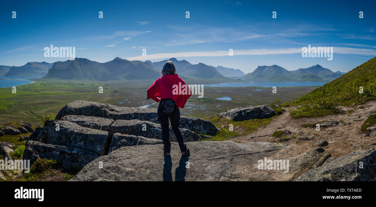 Blick vom Gipfel des Hoven, Gimsoya, Lofoten, Norwegen. Stockfoto