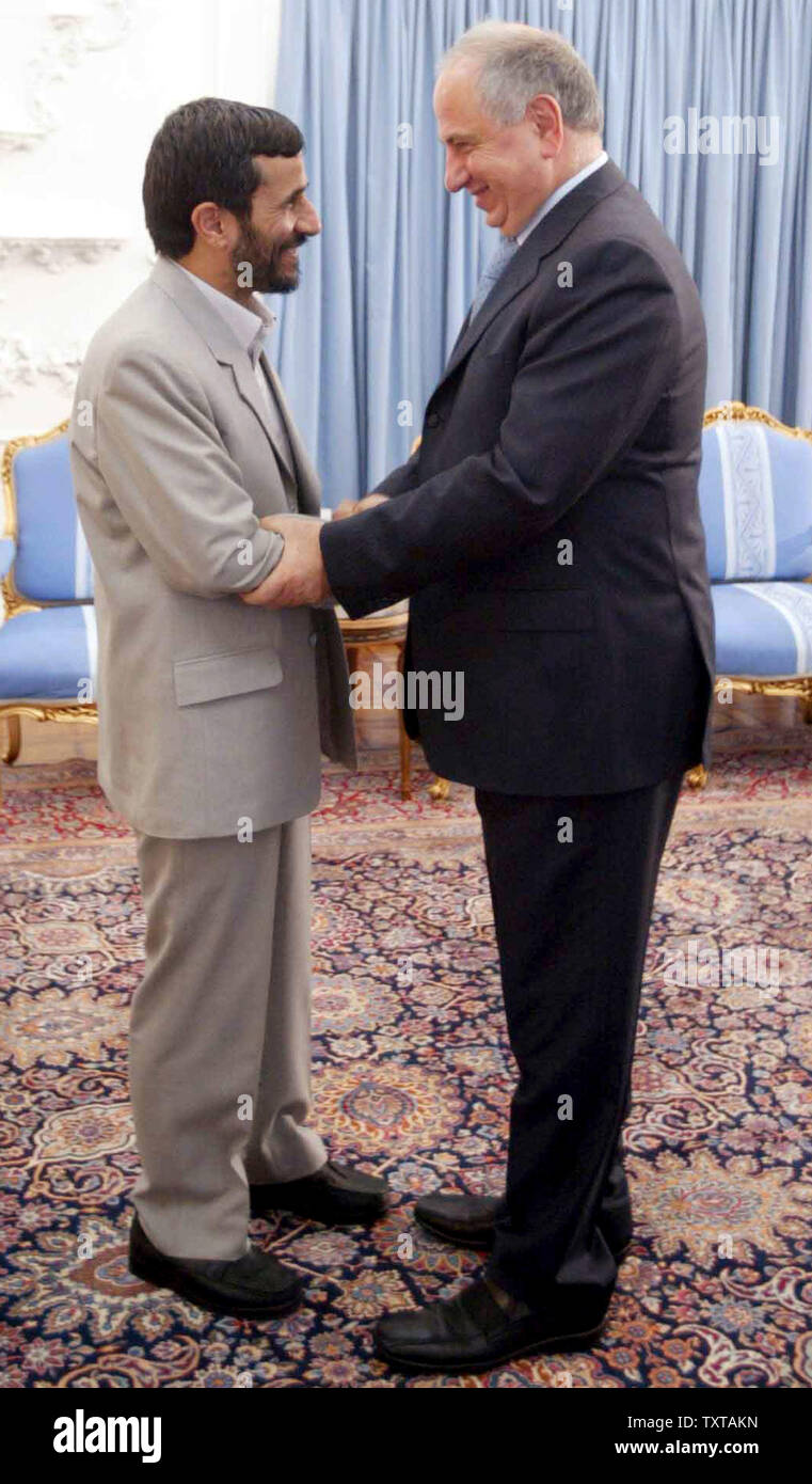Irans Präsident Mahmud Ahmadinedschad (L) schüttelt Hände mit Iraks Stellvertretender Premierminister Ahmad Chalabi in Teheran, Iran, November 5,2005. (UPI Foto/Isna/Iranischer Student Nachrichtenagentur) Stockfoto
