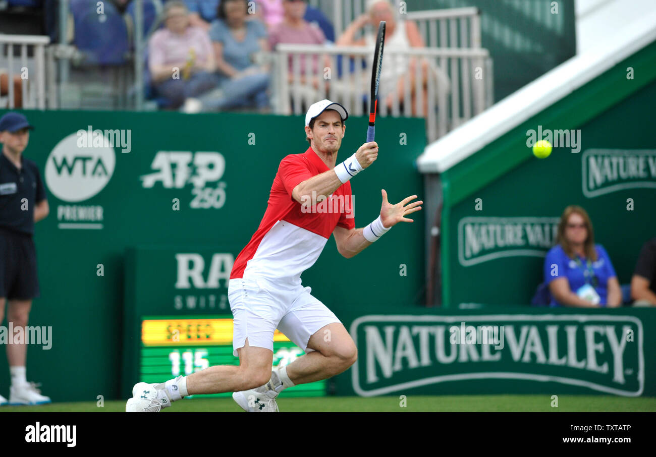 Eastbourne, Großbritannien. 25. Juni 2019. Andy Murray von Großbritannien in Aktion mit Partner Marcelo Melo aus Brasilien während Ihrer verdoppelt Match gegen Juan Sebastien Kabale und Robert Farah von Kolumbien an der Natur Tal internationalen Tennisturnier in Devonshire Park in Eastbourne statt. Foto: Simon Dack/Alamy leben Nachrichten Stockfoto