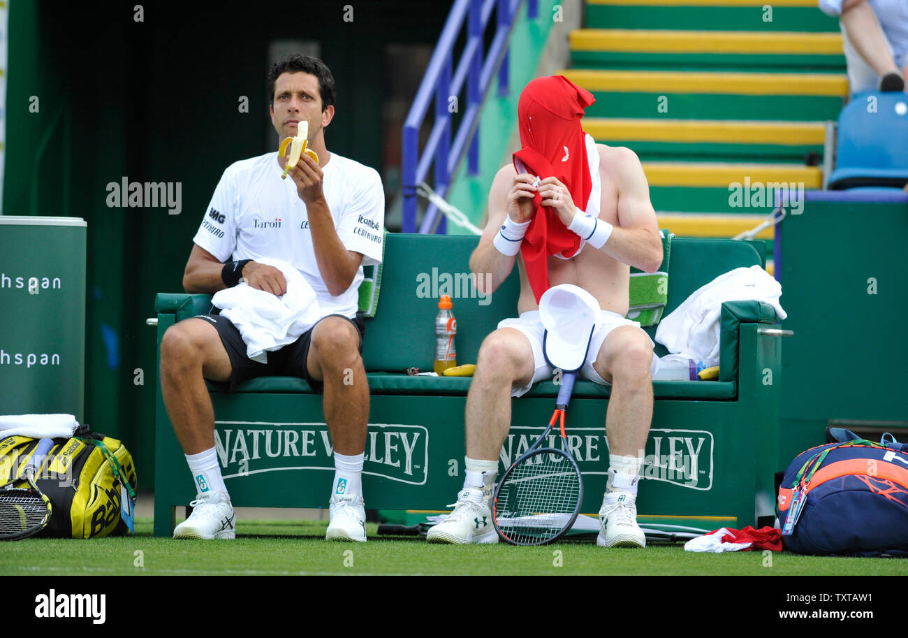 Eastbourne, Großbritannien. 25. Juni 2019. Andy Murray Großbritannien hat ein Problem sein Hemd neben Partner Marcelo Melo aus Brasilien ändern während Ihrer verdoppelt Match gegen Juan Sebastien Kabale und Robert Farah von Kolumbien an der Natur Tal internationalen Tennisturnier in Devonshire Park in Eastbourne statt. Foto: Simon Dack/Alamy leben Nachrichten Stockfoto