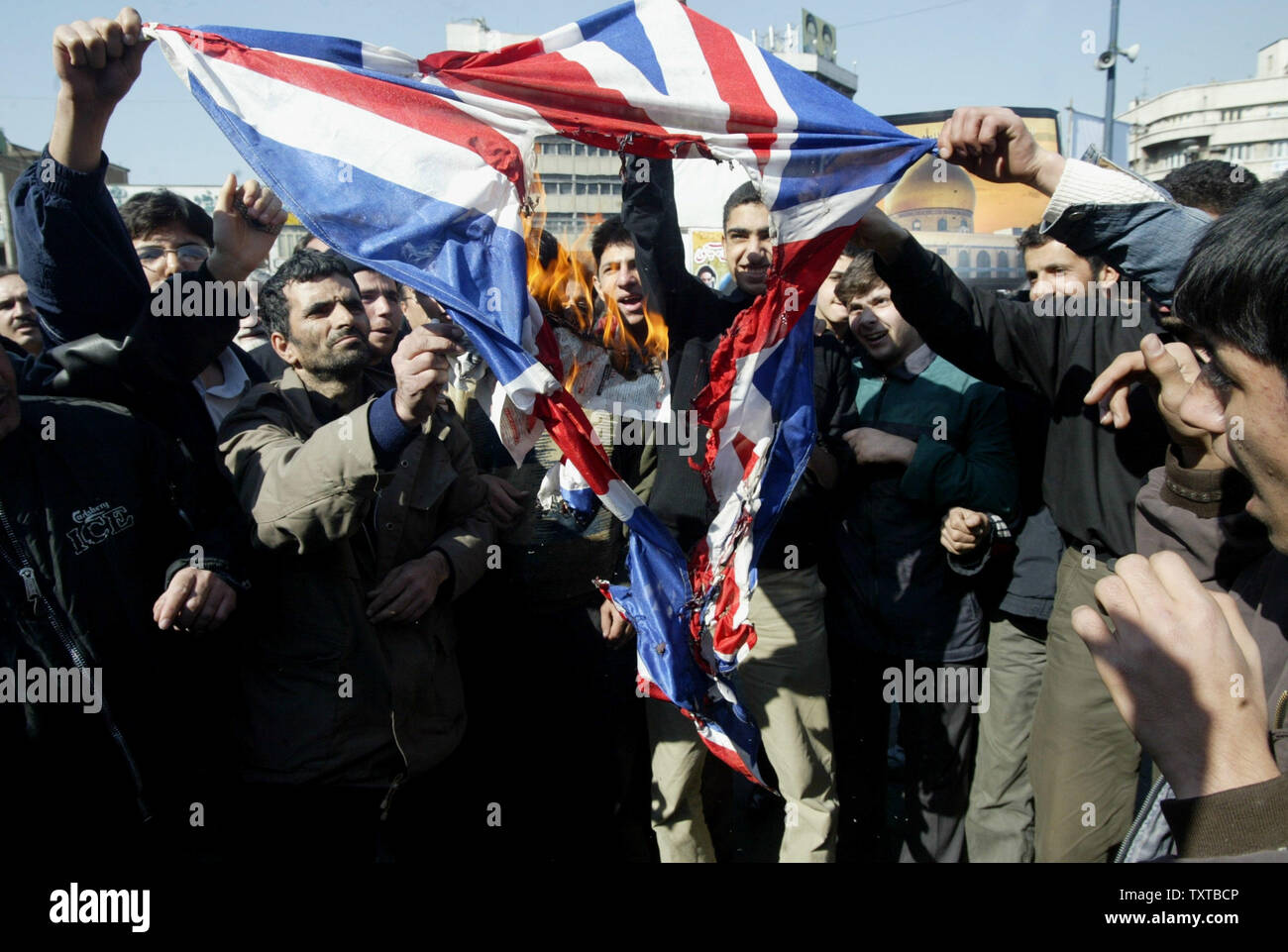 Iraner brennen eine Britische Flagge, während nach der wöchentlichen Freitag Gebet an der Universität Teheran in Teheran, Iran am 24. Februar 2006 protestiert. Der Protest ist über die Zerstörung eines schiitischen Heiligtums in Samarra, Irak durch die Bombe. (UPI Foto/Mohammad Kheirkhah) Stockfoto