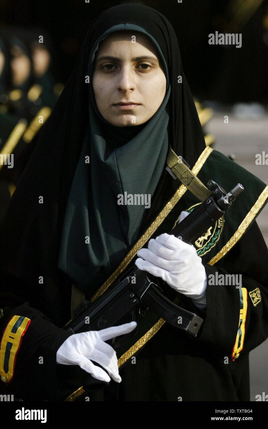 Eine iranische Frau Polizei hält ihre Waffe, als sie ihre Abschlussfeier in Teheran, Iran am 11. März 2006 besucht. (UPI Foto/Mohammad Kheirkhah) Stockfoto
