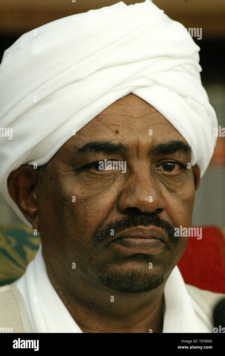 Den sudanesischen Präsidenten Omar al-Bashir nimmt seine offizielle Abschiedszeremonie in Teheran, Iran, 26. April 2006. (UPI Foto/Mohammad Kheirkhah) Stockfoto