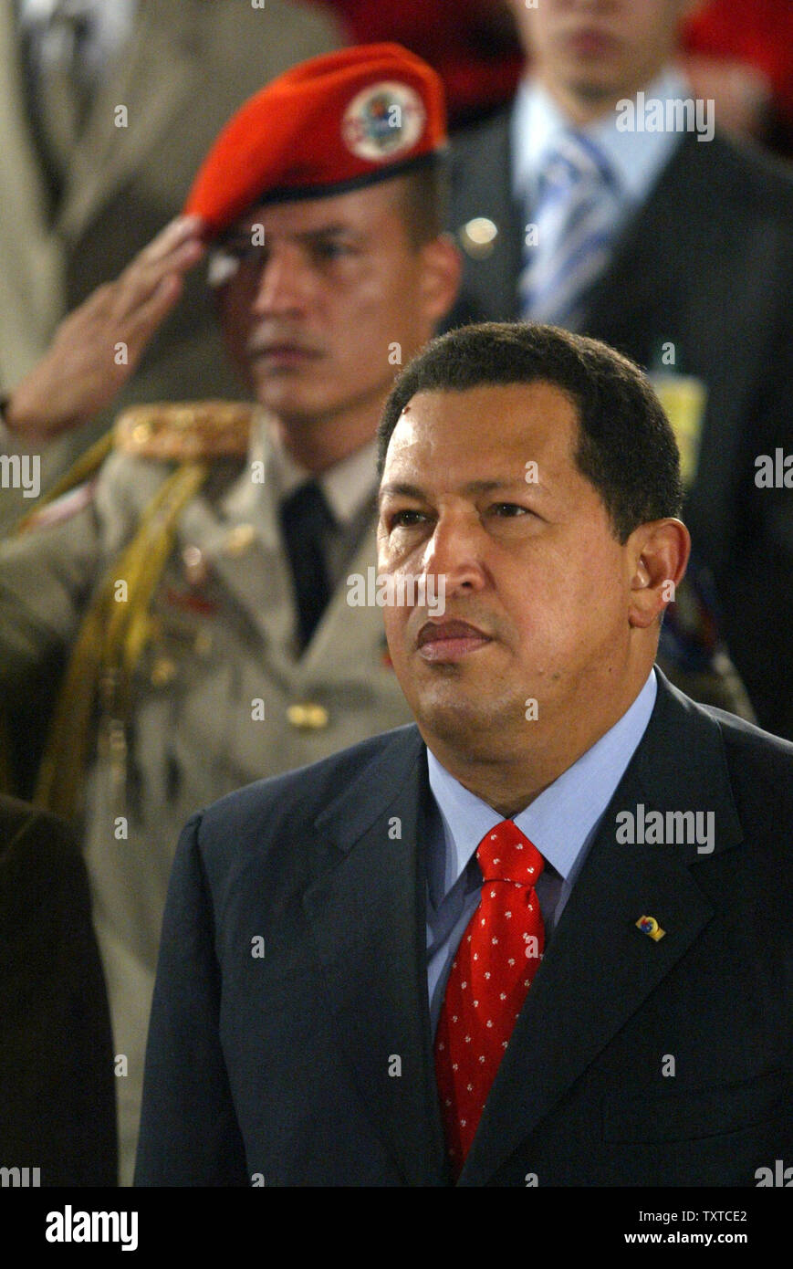 Venezuelas Präsident Hugo Chavez hört die Nationalhymnen der beiden Länder als Soldat grüßt, während einer Zeremonie, die der ersten Klasse um die islamische Republik zu Chavez an der Universität Teheran, in Teheran, Iran, der am 30. Juli 2006. (UPI Foto/Mohammad Kheirkhah) Stockfoto