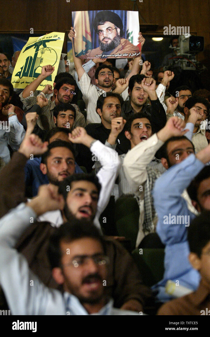 Iranische Studenten halten Sie ein Bild der Hisbollah chief Sayyed Hassan Nasrallah, wie Sie singen anti-amerikanischen und anti-israelischen Parolen an der Universität Teheran, in Teheran, Iran, der am 30. Juli 2006. (UPI Foto/Mohammad Kheirkhah) Stockfoto