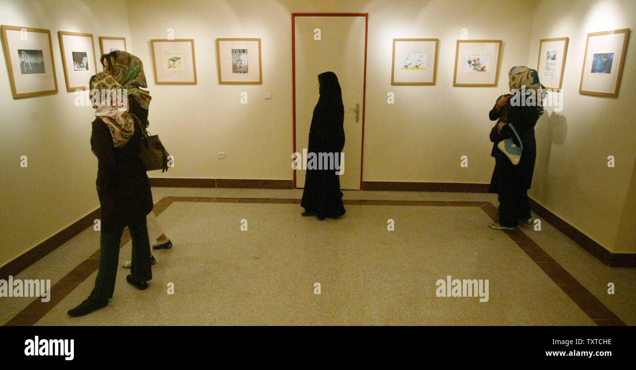 Eine Gruppe von Iranern besuchen Sie den Holocaust International Cartoon Contest Ausstellung in Teheran, Iran, am 14. August 2006. Der Wettbewerb wird von der Teheraner Zeitung Hamshahri gefördert und ist bei der Prüfung, wie Europäer begangen wurden, um das Konzept der freien Meinungsäußerung. Dieser Wettbewerb kommt Monate nach einer dänischen Zeitung veröffentlichten satirischen Karikaturen des Islamischen Propheten Mohammed. (UPI Foto/Mohammad Kheirkhah) Stockfoto