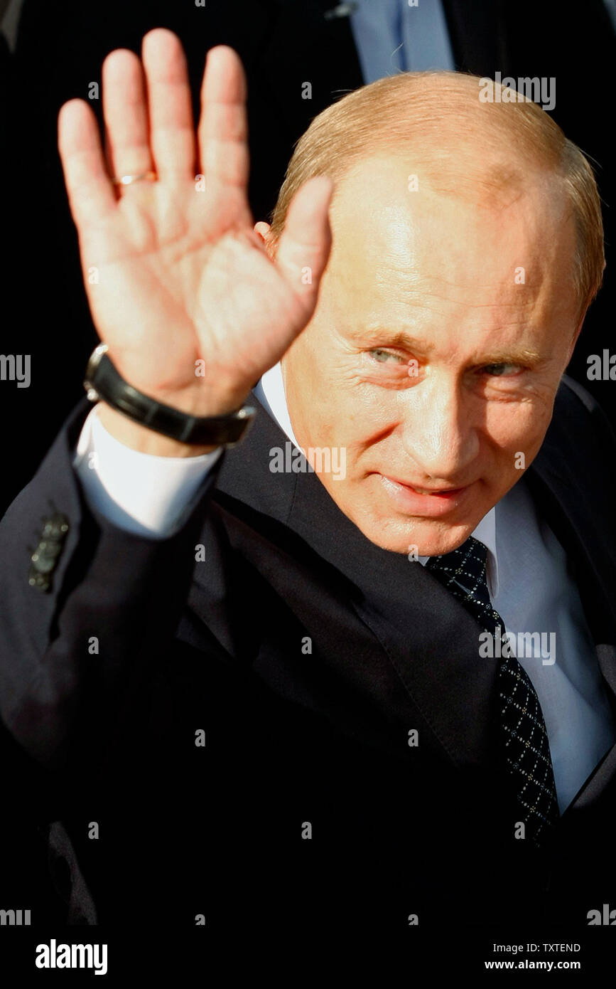 Der russische Präsident Wladimir Wellen für die Medien nach der am Internationalen Flughafen Mehrabad in Teheran, Iran, die am 15. Oktober 2007. (UPI Foto/Mohammad Kheirkhah). Stockfoto