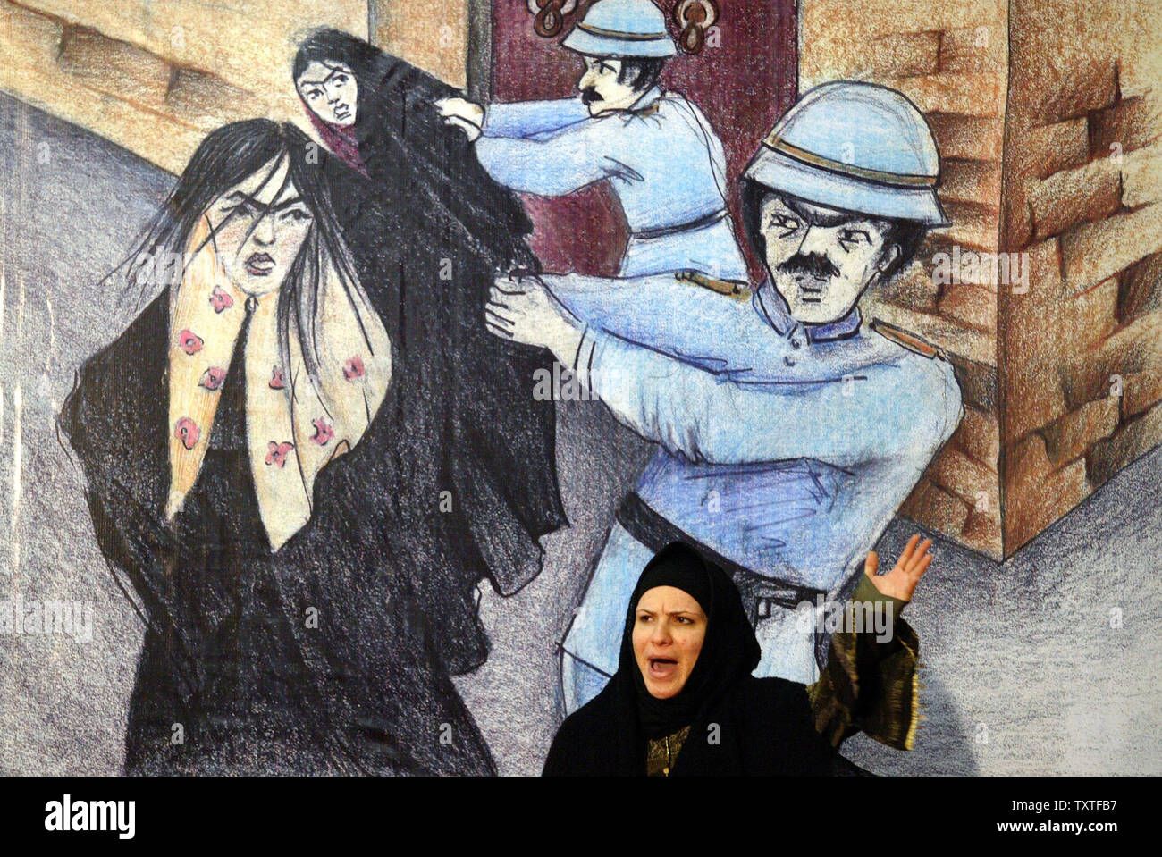 Eine iranische Frau erzählt vor einem Gemälde während der "Frauen von Fashion Festival meine Heimat" in Teheran, Iran, am 12. Januar 2007. Das Gemälde zeigt Polizisten verhaften Frauen, die den Schleier unter der Herrschaft von Reza Shah Pahlavi, der Iran von 1926 bis 1941 regierte trug. Obwohl Reza Schah wurde mit der Modernisierung der Iran, seine diktatorische Methoden des schiitischen Klerus im Iran verärgert gutgeschrieben. (UPI Foto/Mohammad Kheirkhah) Stockfoto