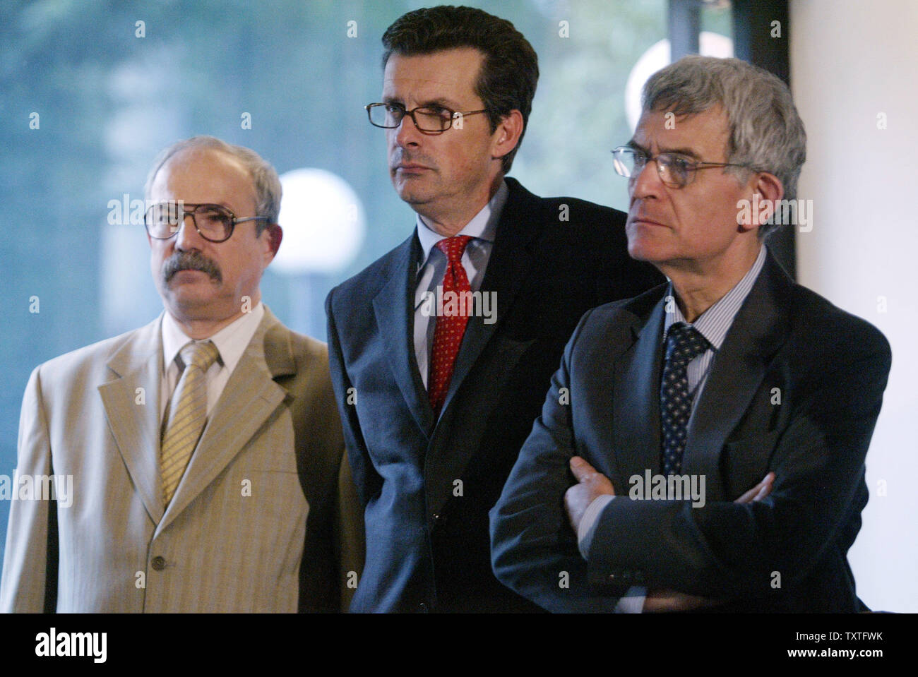 Französischer Botschafter in den Iran Bernard Poletti (R), der britische Botschafter in den Iran Geoffrey Adams (C) und der Russische Botschafter Alexander Tadounilacov hören Eu Außenbeauftragte Javier Solana auf einer Pressekonferenz in Teheran, Iran, am 14. Juni 2008. Solana präsentierte in den Iran das aktualisierte Paket von Vorschlägen versucht, die Probleme, dass das iranische Nuklearprogramm wirft mit der internationalen Gemeinschaft und in eine normalisierte Beziehungen mit dem Iran zu lösen. Deutschland und die fünf ständigen Mitglieder des Sicherheitsrates der Vereinten Nationen, Großbritannien, den USA, Frankreich, Russland und China, Pr Stockfoto