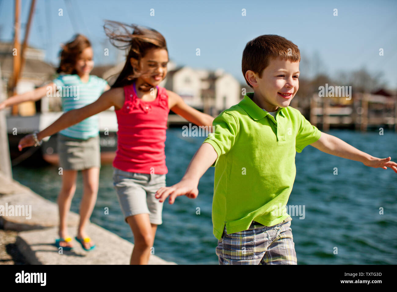 Junge Geschwister Gleichgewicht beim Gehen auf Wharf. Stockfoto