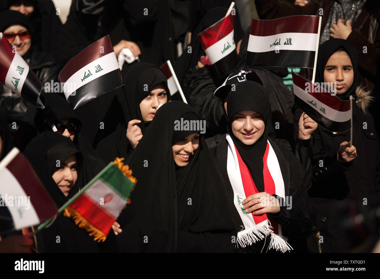 Iranian-Iraqi Frauen halten Fahnen von Iran und Irak und Beifall für die irakischen Premierminister Nouri al-Maliki (nicht gesehen) nach Internationalen Flughafen Mehrabad in Teheran, Iran, Ankunft am 3. Januar 2009. Al-Maliki in Teheran die bilateralen Beziehungen im Zuge der Ablauf des UN-Mandats für die internationale Sicherheit Kräfte im Irak zu diskutieren. Das Mandat läuft offiziell Mittwoch. (UPI Foto/Mohammad Kheirkhah) Stockfoto