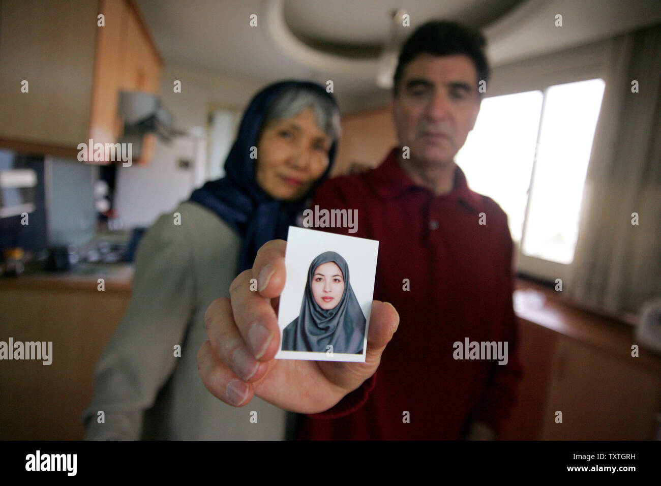 Die Eltern der Inhaftierten iranisch-amerikanische Journalisten Roxana, Reza Saberi, und seine japanische Frau Akiko zeigen ein Bild von Roxana Saberi, 31, ein Freiberufler, der für National Public Radio, dem BBC und Fox News TV-Netz an ihrem Haus in Teheran, Iran am 27. April 2009 arbeitete. Ein iranisches Gericht sagte Saberi schuldig der Spionage für die Vereinigten Staaten, die am Versuch in Teheran statt gefunden wurde. Saberi hatte ursprünglich vor den Vorwurf der Kauf von Alkohol und dann als Journalist ohne einen gültigen Presseausweis. Sie hat sechs Jahre im Iran studierend verbracht und ein Buch zu schreiben, der britische Sender sagte. Toda Stockfoto