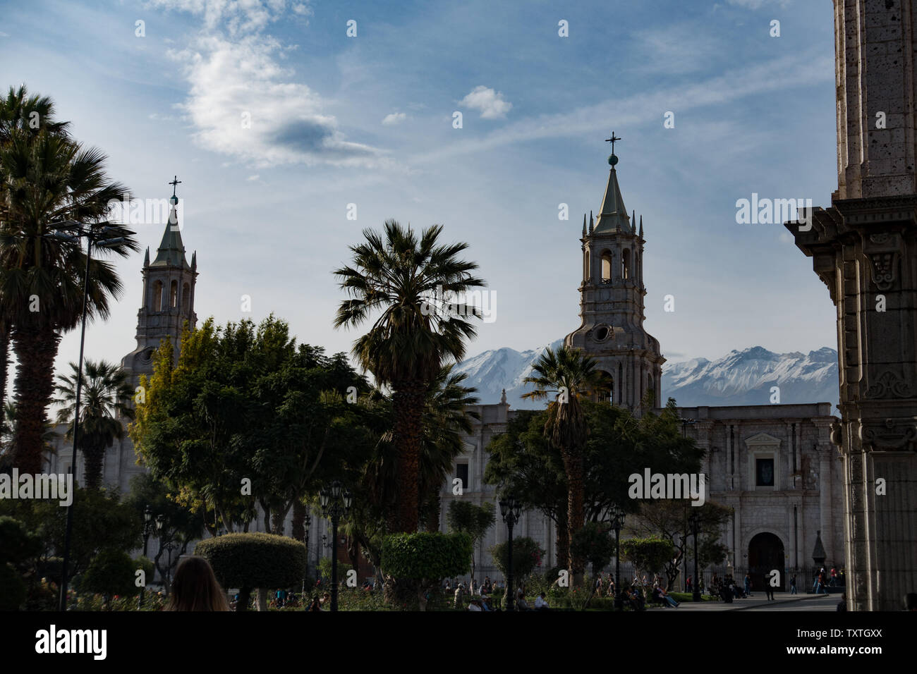 Vulkan El Misti blickt auf die Stadt Arequipa im Süden Perus. Arequipa ist die zweitgrößte Stadt des Landes. Arequipa liegt in den Anden mo Stockfoto