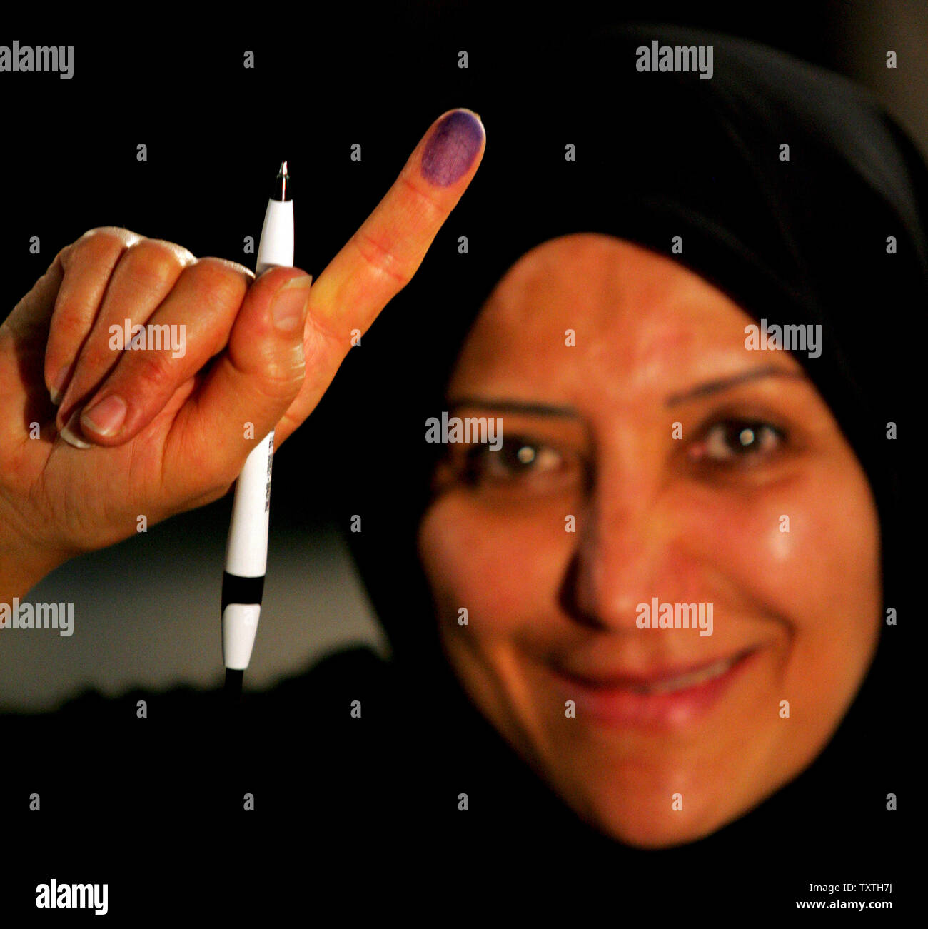 Eine iranische Frau zeigt ihre Finger mit Tinte, nachdem sie ihr Votum für Präsident während der Wahlen in Teheran, Iran, am 12. Juni 2009. (UPI Foto/Mohammad Kheirkhah) Stockfoto