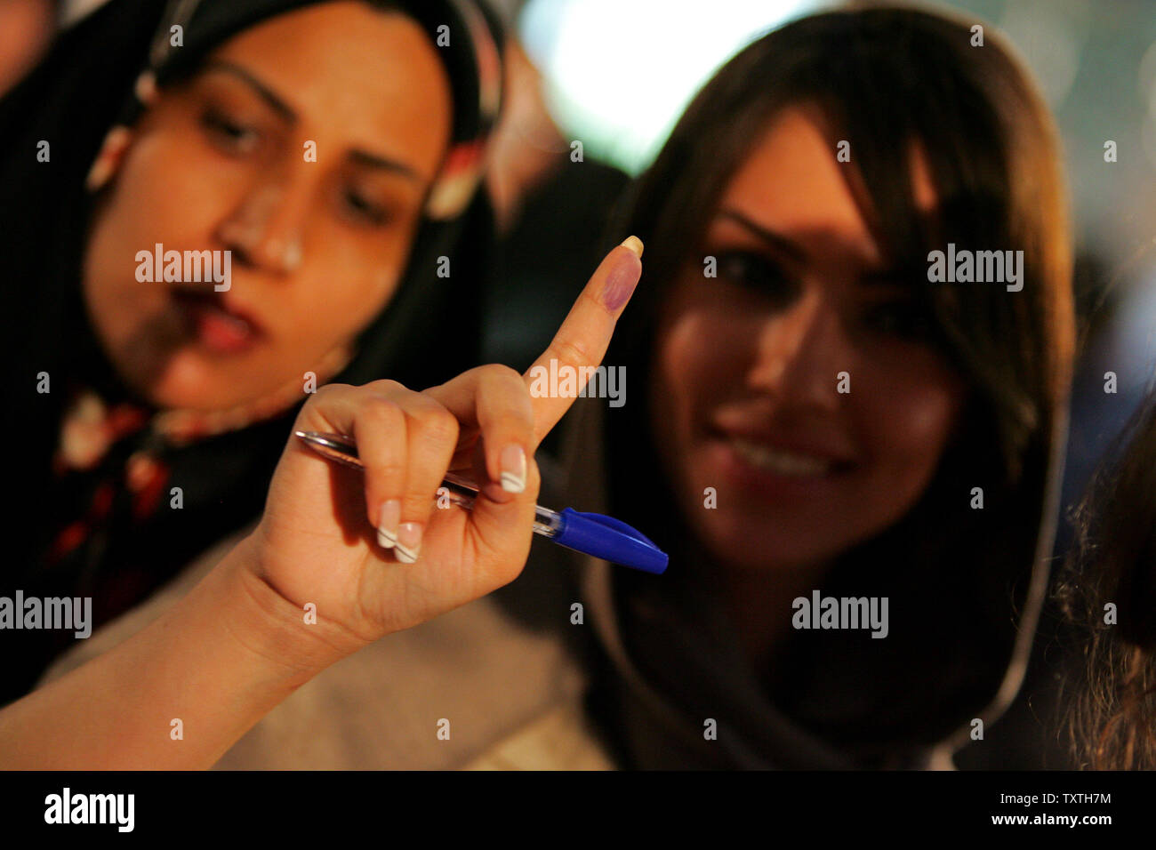 Eine iranische Frau zeigt ihre Finger mit Tinte, nachdem sie ihr Votum für Präsident während der Wahlen in Teheran, Iran, am 12. Juni 2009. (UPI Foto/Mohammad Kheirkhah) Stockfoto