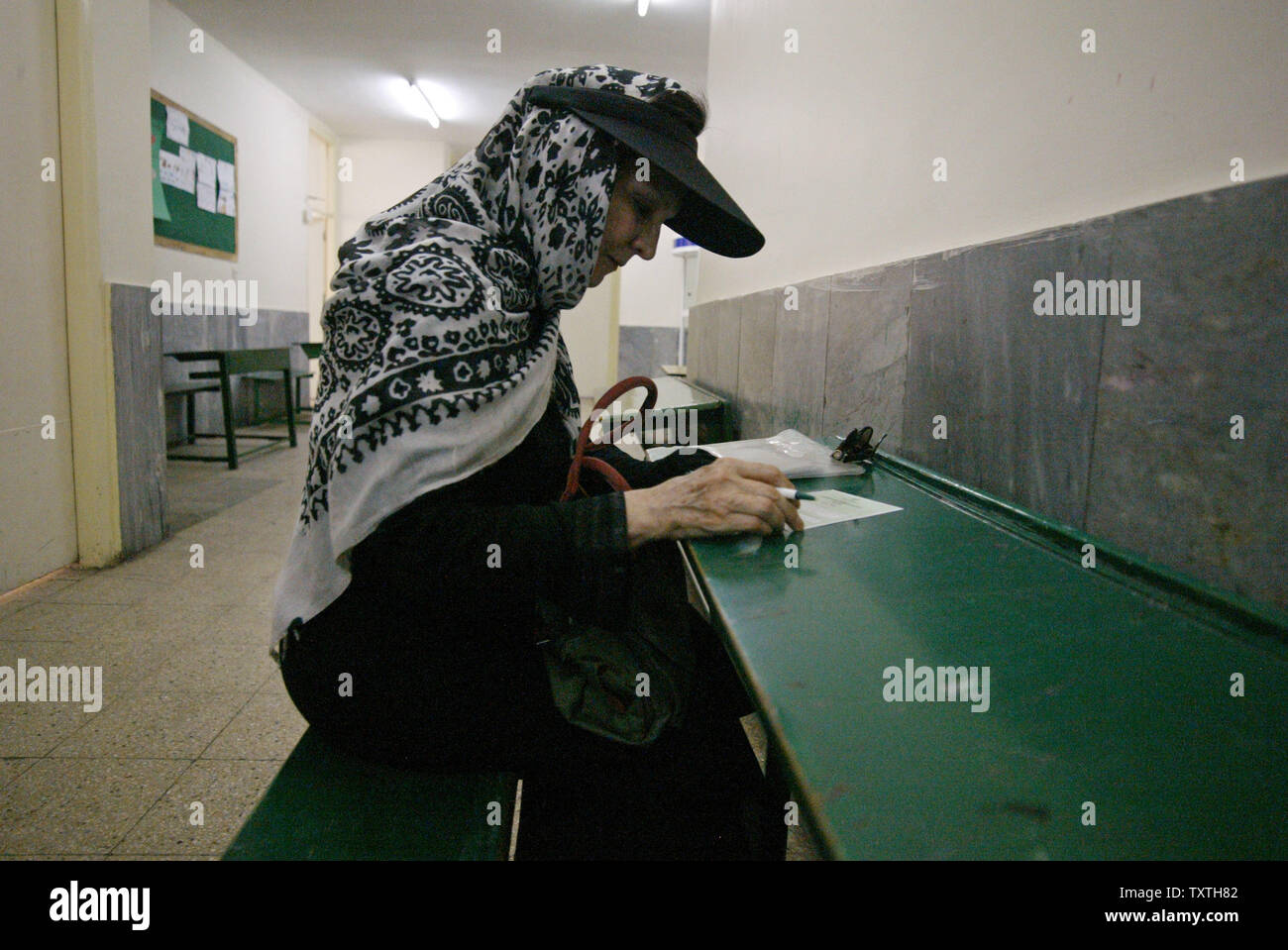 Die Iraner haben ihre Stimme abgegeben für Präsident während der Wahlen in Teheran, Iran, am 12. Juni 2009. (UPI Foto/Mohammad Kheirkhah) Stockfoto