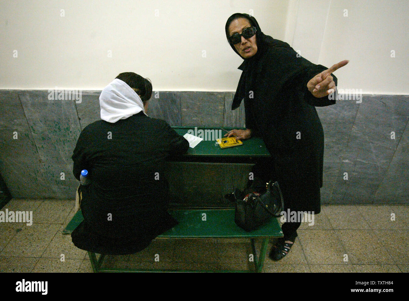 Iraner vorbereiten, ihre Stimmen für das Amt des Präsidenten während der Wahlen in Teheran, Iran, am 12. Juni 2009 zu werfen. (UPI Foto/Mohammad Kheirkhah) Stockfoto