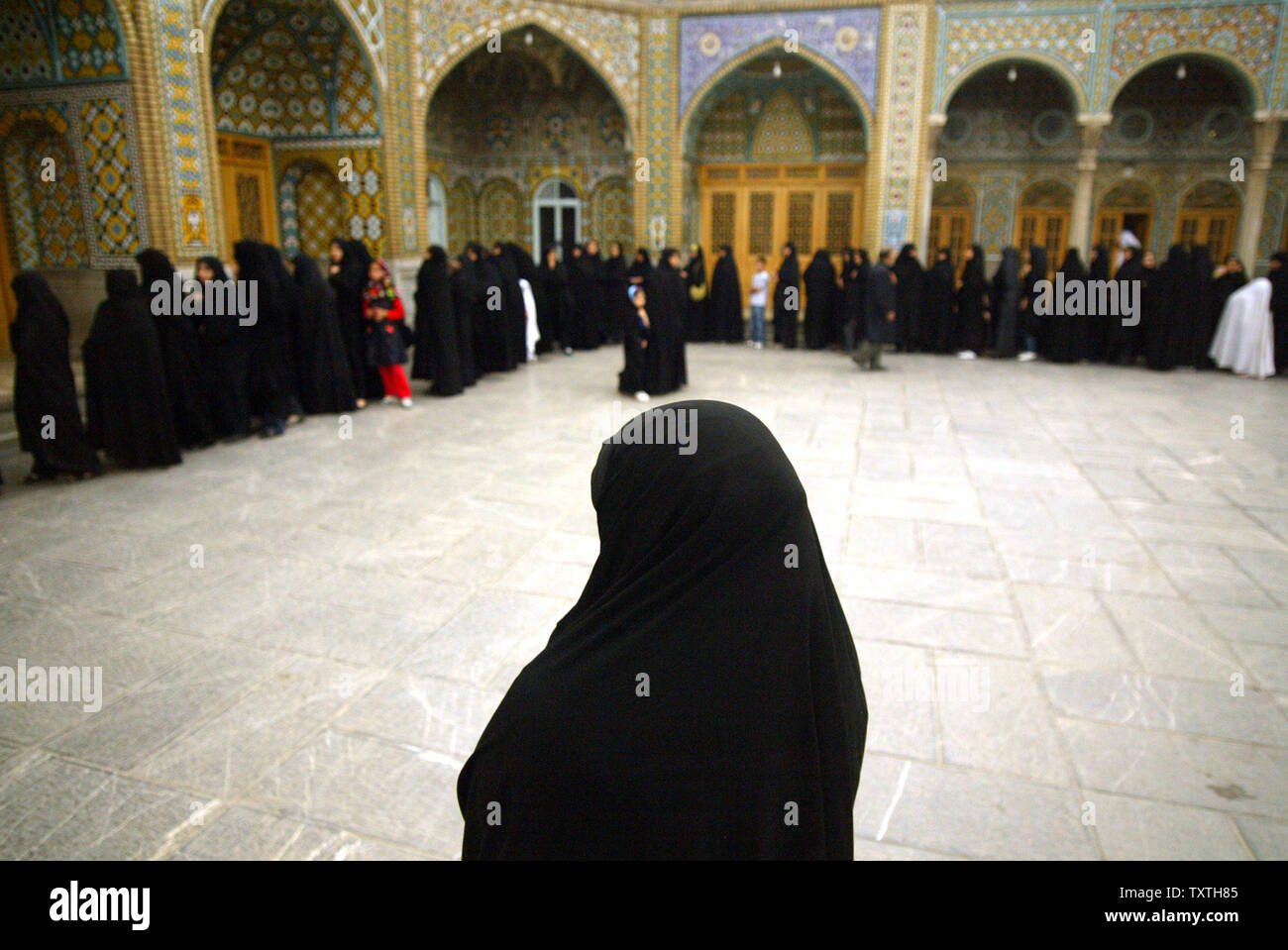 Die Iraner warten auf ihre Stimmen für das Amt des Präsidenten bei der Wahl im Saint Masoumeh Heiligtum in der heiligen Stadt Qom 80 Meilen (130 Kilometer) südlich von Teheran, Iran am 12. Juni 2009 zu werfen. (UPI Foto/Mohammad Kheirkhah) Stockfoto