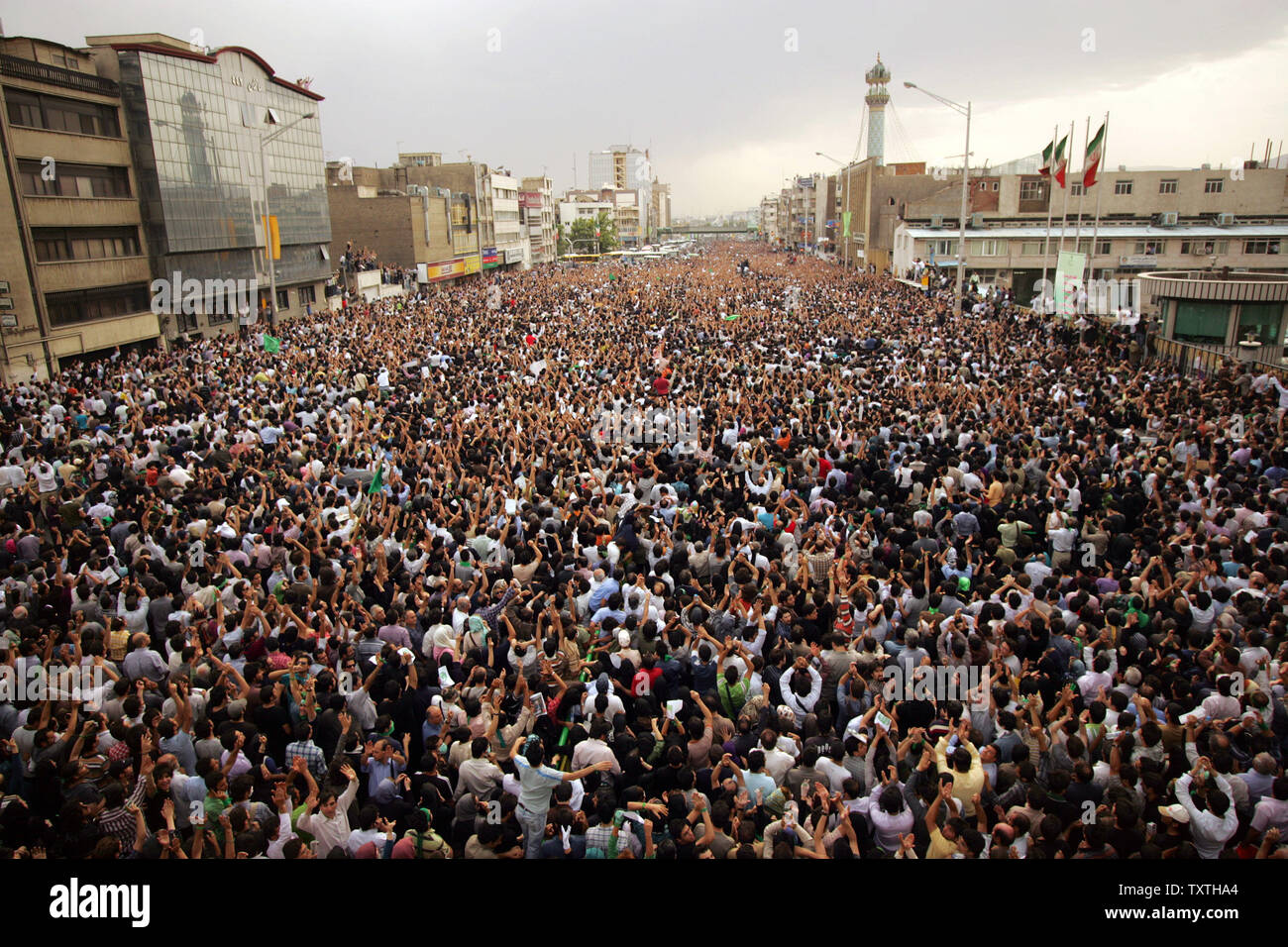 Eine massive Demonstration zur Unterstützung der reformistischen Kandidaten Mir Hossein Mussawi wird gebildet als Anhänger auf den Straßen von Teheran sammeln gegen die Ergebnisse der iranischen Präsidentschaftswahl, in Teheran, Iran am 15. Juni 2009 zu demonstrieren. Im März kam Stunden nach Irans Oberster Führer Ayatollah Ali Khamenei eine Prüfung in Wahlbetrug bestellt. (UPI Foto/Mohammad Kheirkhah) Stockfoto
