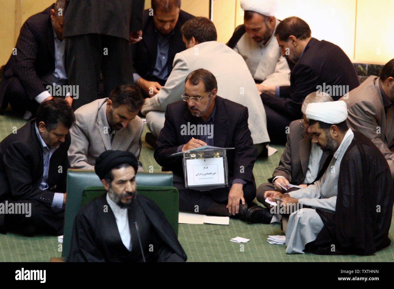 Mitglieder des iranischen Parlaments Zählen der Stimmzettel und ihre Stimme geben, Vertrauen zu 18 der 21 Kandidaten für die ministerposten am 3. September 2009 in Teheran, Iran. Fast alle von Präsident Mahmud Ahmadinedschad nominierten vom Parlament verabschiedet, darunter auch die erste Frau Minister der Nation seit der Islamischen Revolution 1979. UPI/Maryam Rahmanian Stockfoto