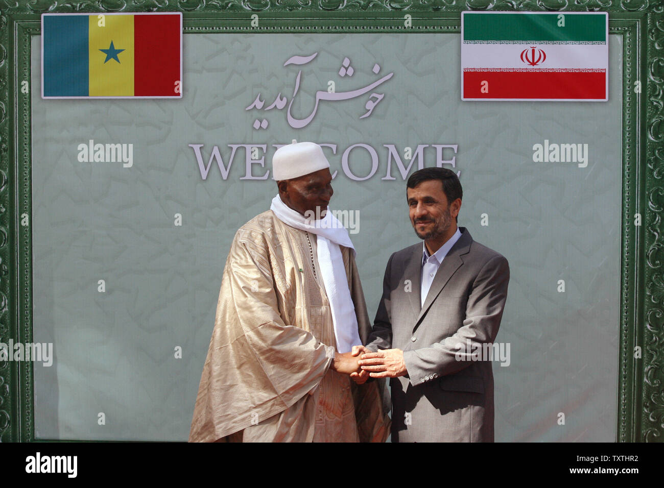 Irans Präsident Mahmud Ahmadinedschad (R) und Senegals Präsident Abdoulaye Wade schütteln sich die Hände während der Begrüßungszeremonie im Präsidentenpalast in Teheran, Iran, am 17. Oktober 2009. Dies ist Wade's vierten Besuch in Teheran in den letzten drei Jahren. UPI/Maryam Rahmanian Stockfoto