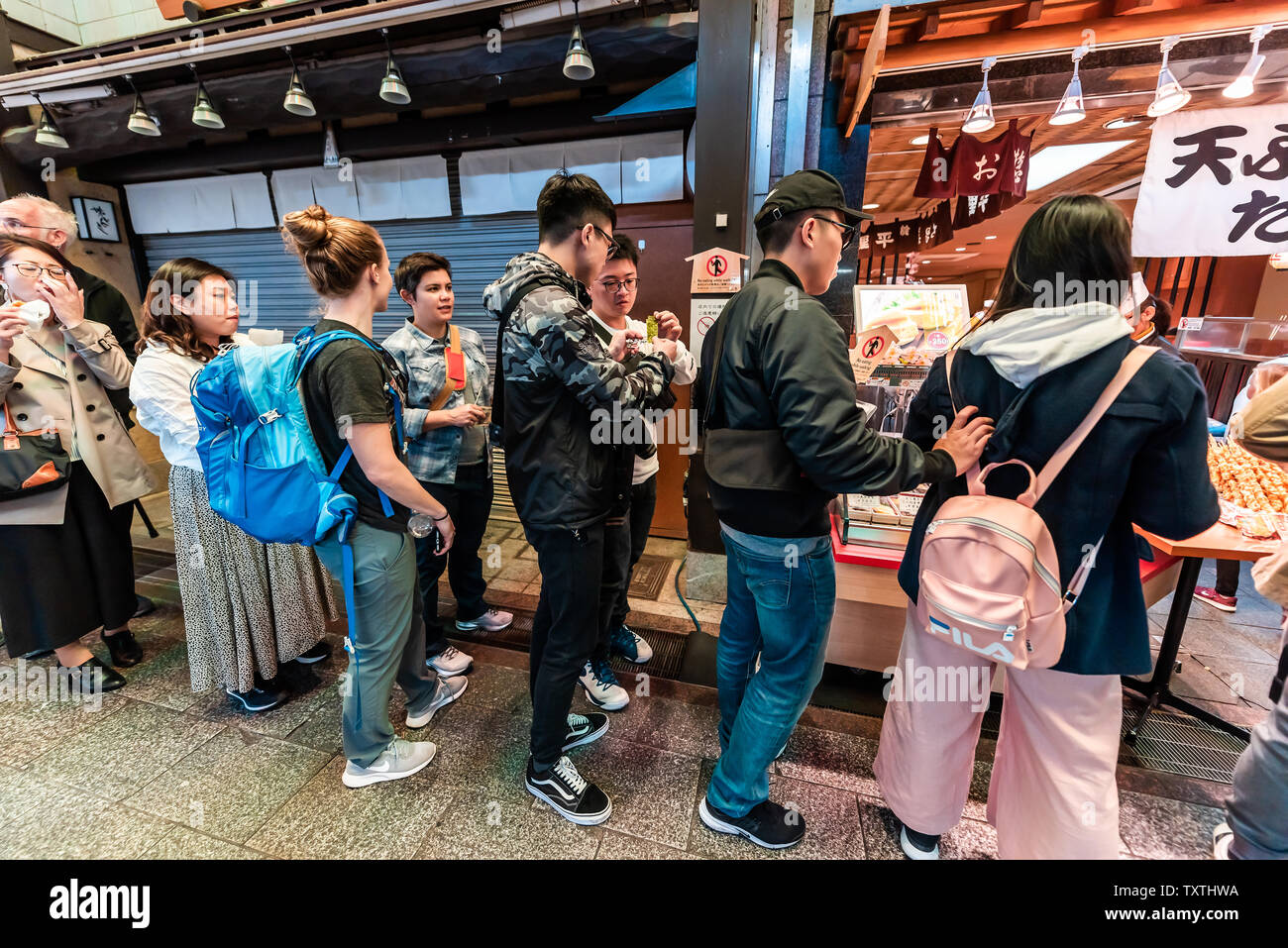 Kyoto, Japan - 17. April 2019: Stadt Menschen Einkaufen in der Schlange Warteschlange Nishiki Markt Geschäfte Lebensmittel Anbieter Süßigkeiten verkaufen Stockfoto