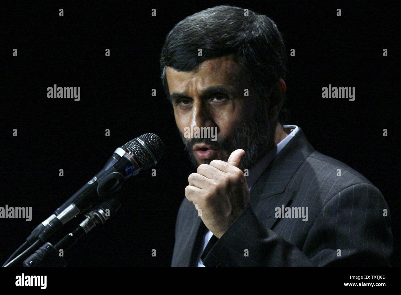 Der iranische Präsident Mahmud Ahmadinedschad spricht nach der dritten Generation im Inland gebaut Zentrifugen als Teil der Programm zur Anreicherung von Uran des Landes vorgestellt wurde und Markierung der 4. Nationalen Jahrestag der Kerntechnik in Teheran, Iran, dem 9. April 2010. UPI/Maryam Rahmanian. Stockfoto