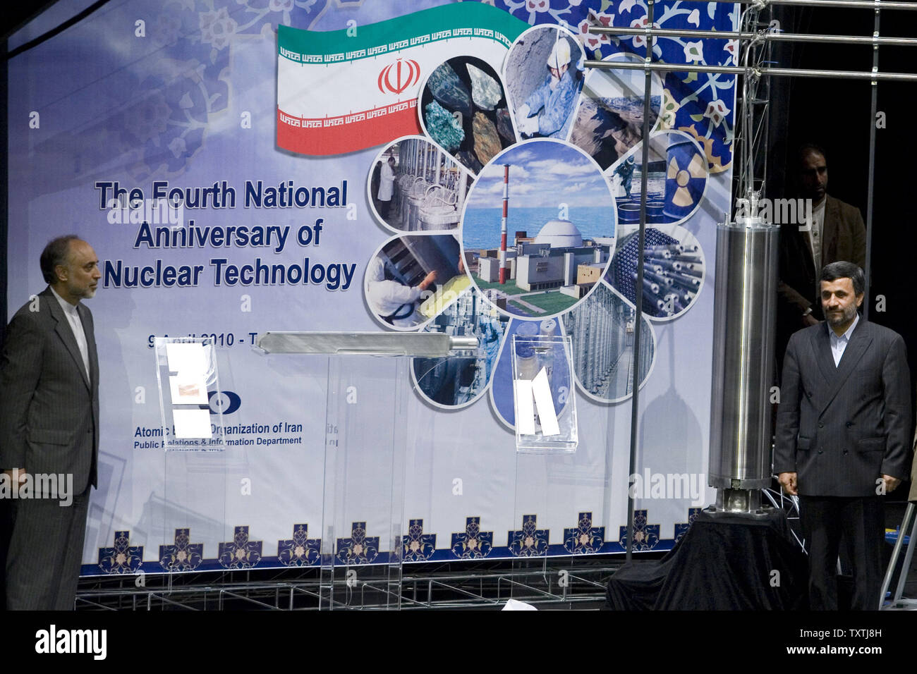Der iranische Präsident Mahmud Ahmadinedschad (R) und der iranischen Atomenergiebehörde Kopf Ali-Akbar Salehi eine dritte Generation von im Inland gebaut Zentrifugen als Teil der Programm zur Anreicherung von Uran des Landes vorstellen und Markierung der 4. Nationalen Jahrestag der Kerntechnik in Teheran, Iran, dem 9. April 2010. UPI/Maryam Rahmanian. Stockfoto