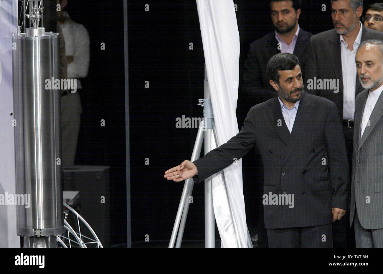 Der iranische Präsident Mahmud Ahmadinedschad (L) und der iranischen Atomenergiebehörde Kopf Ali-Akbar Salehi eine dritte Generation von im Inland gebaut Zentrifugen als Teil der Programm zur Anreicherung von Uran des Landes vorstellen und Markierung der 4. Nationalen Jahrestag der Kerntechnik in Teheran, Iran, dem 9. April 2010. UPI/Maryam Rahmanian. Stockfoto